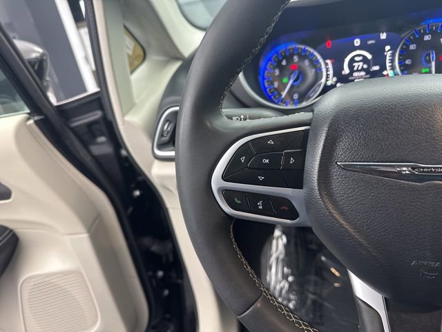 Used 2024 Chrysler Pacifica Touring-L image 29