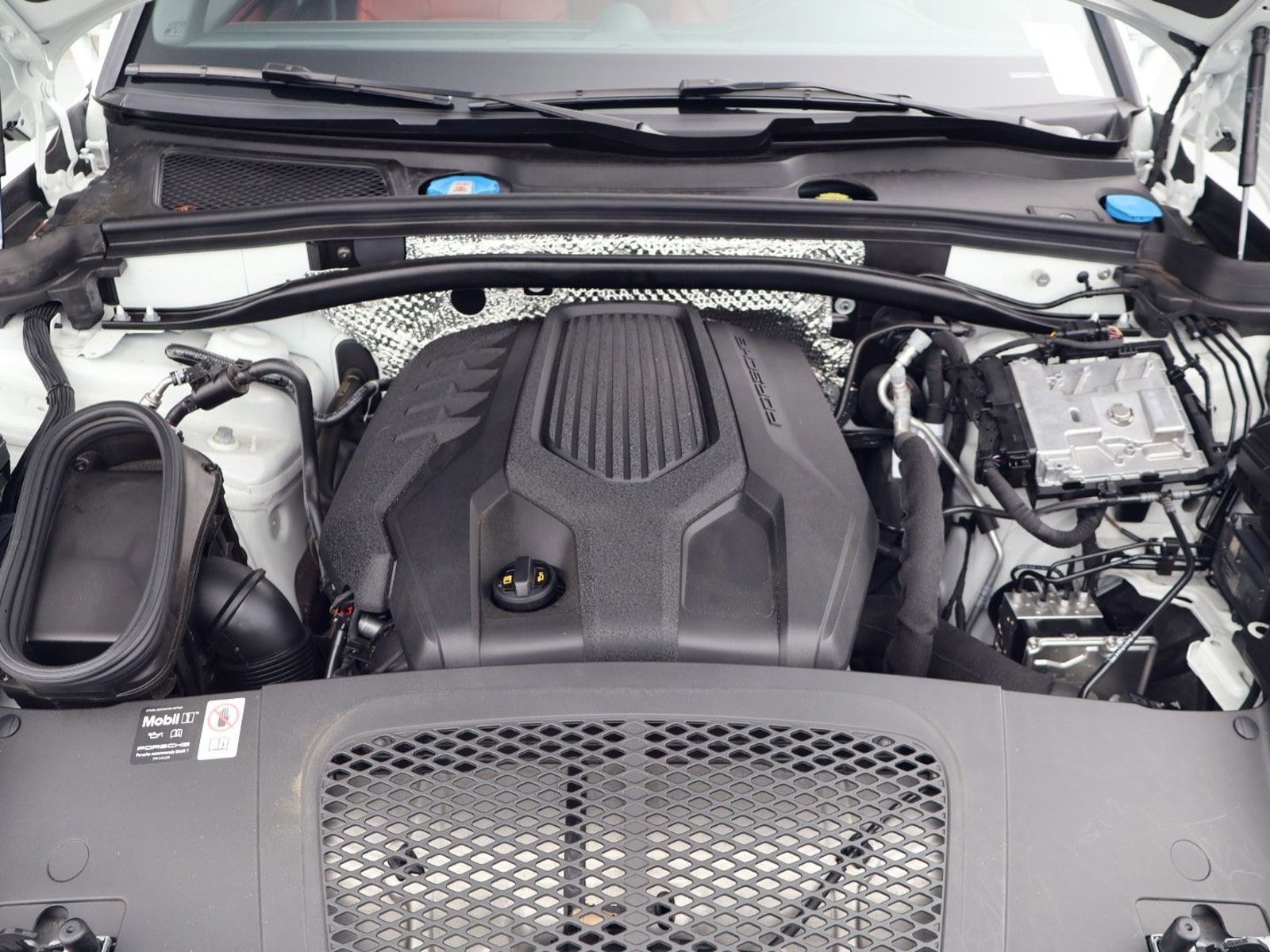 Certified 2025 Porsche Macan AWD/4WD image 25