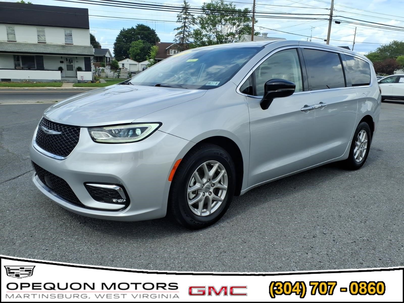 Used 2024 Chrysler Pacifica Touring-L FWD image 3