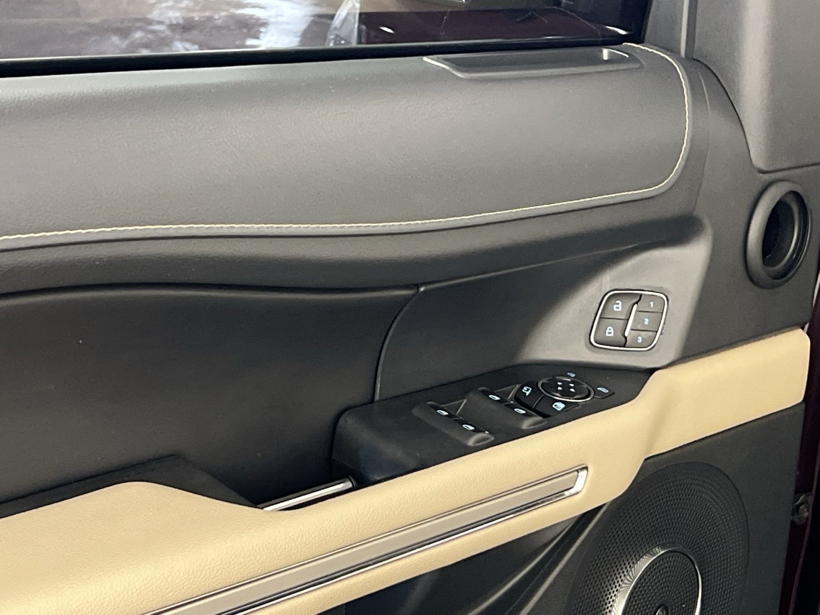 Used 2024 Ford Expedition Limited AWD/4WD image 15