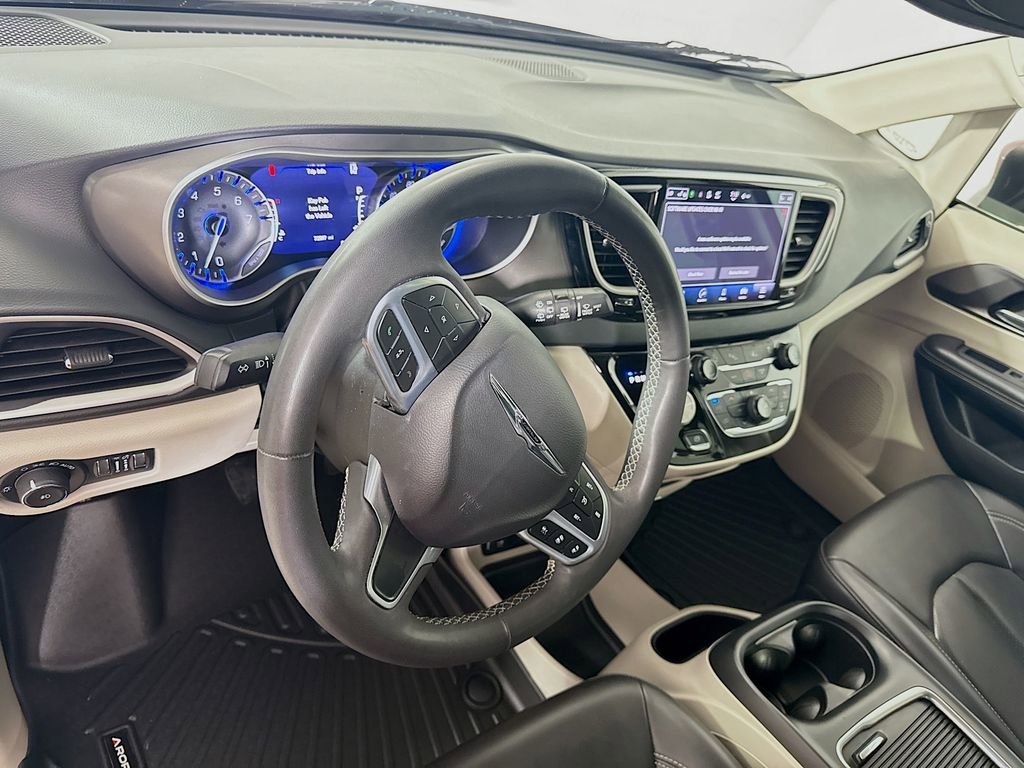 Used 2023 Chrysler Pacifica Touring-L FWD image 9