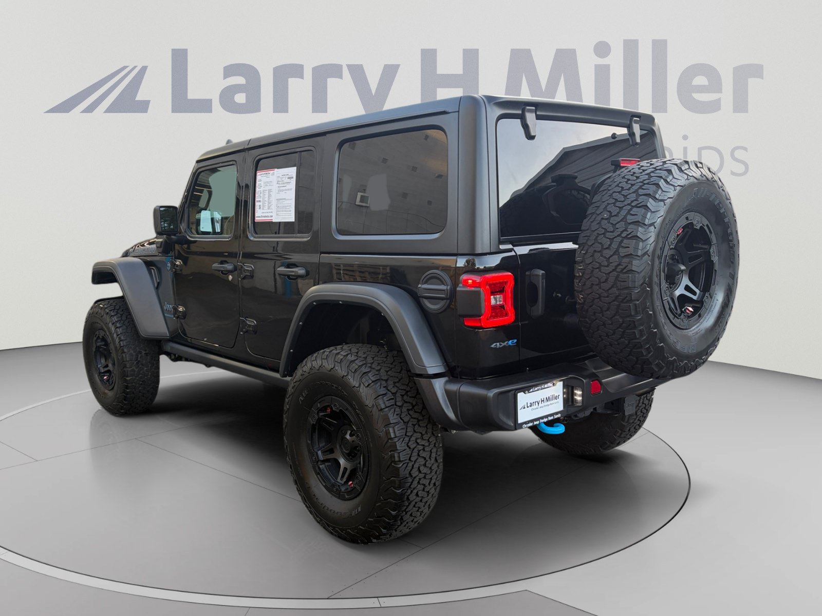 Used 2023 Jeep Wrangler Unlimited Rubicon 4xe AWD/4WD image 3