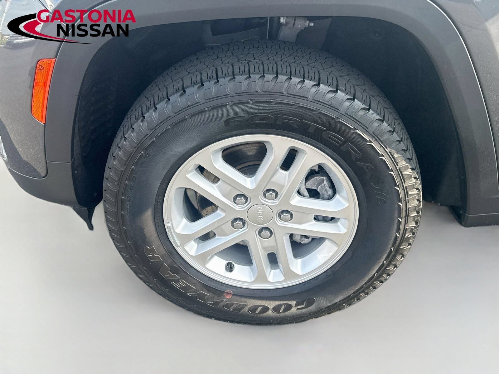Used 2023 Jeep Grand Cherokee Laredo AWD/4WD image 39