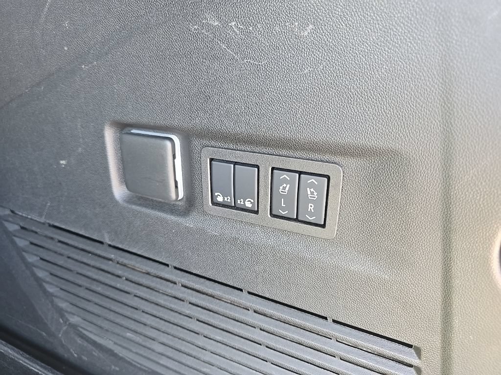 Used 2025 GMC Yukon XL AT4 w/ LPO, Floor Liner Package AWD/4WD image 9