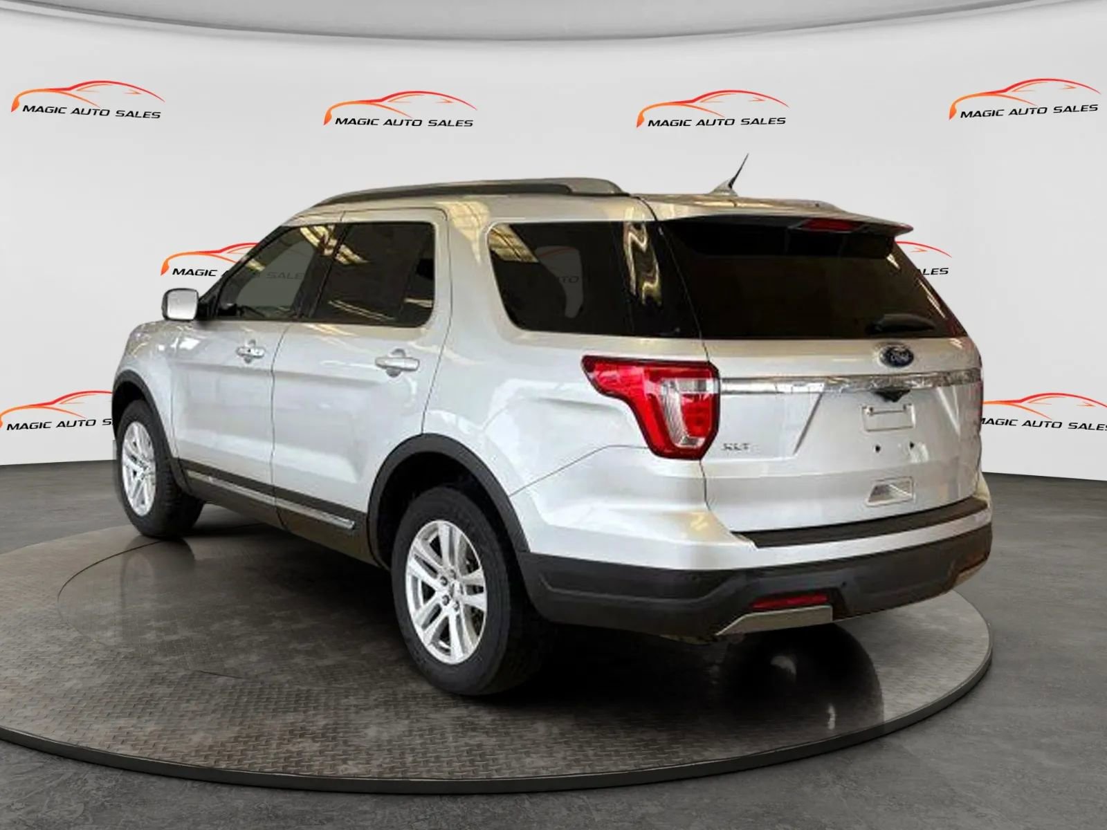 Used 2019 Ford Explorer XLT w/ Equipment Group 202A image 4