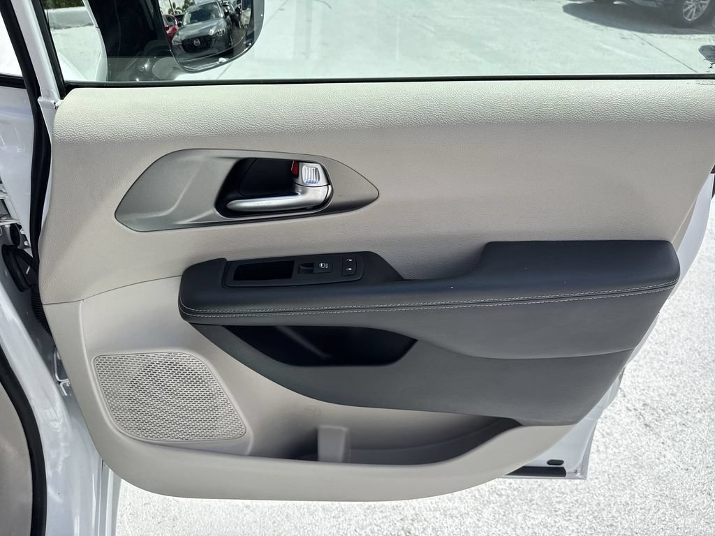 Used 2024 Chrysler Pacifica Touring-L FWD image 42