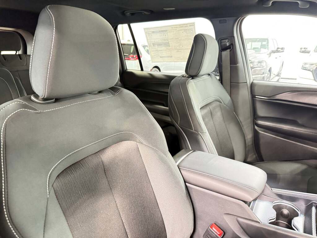 New 2025 Jeep Grand Cherokee L Laredo image 21