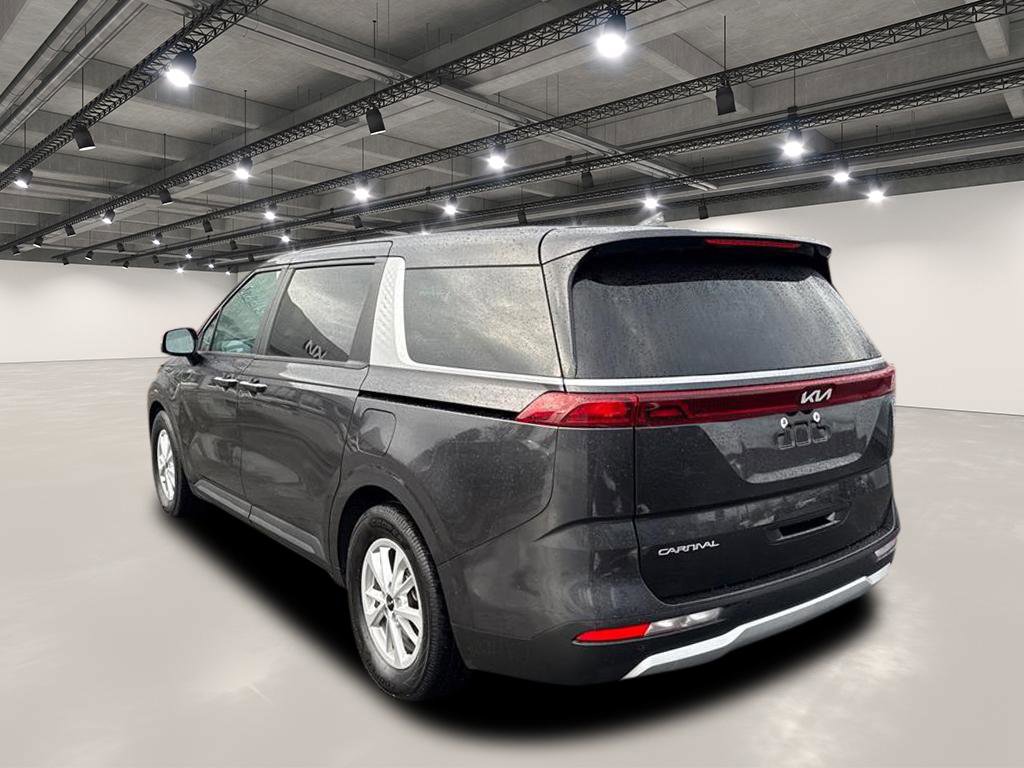 Used 2023 Kia Carnival LX image 5