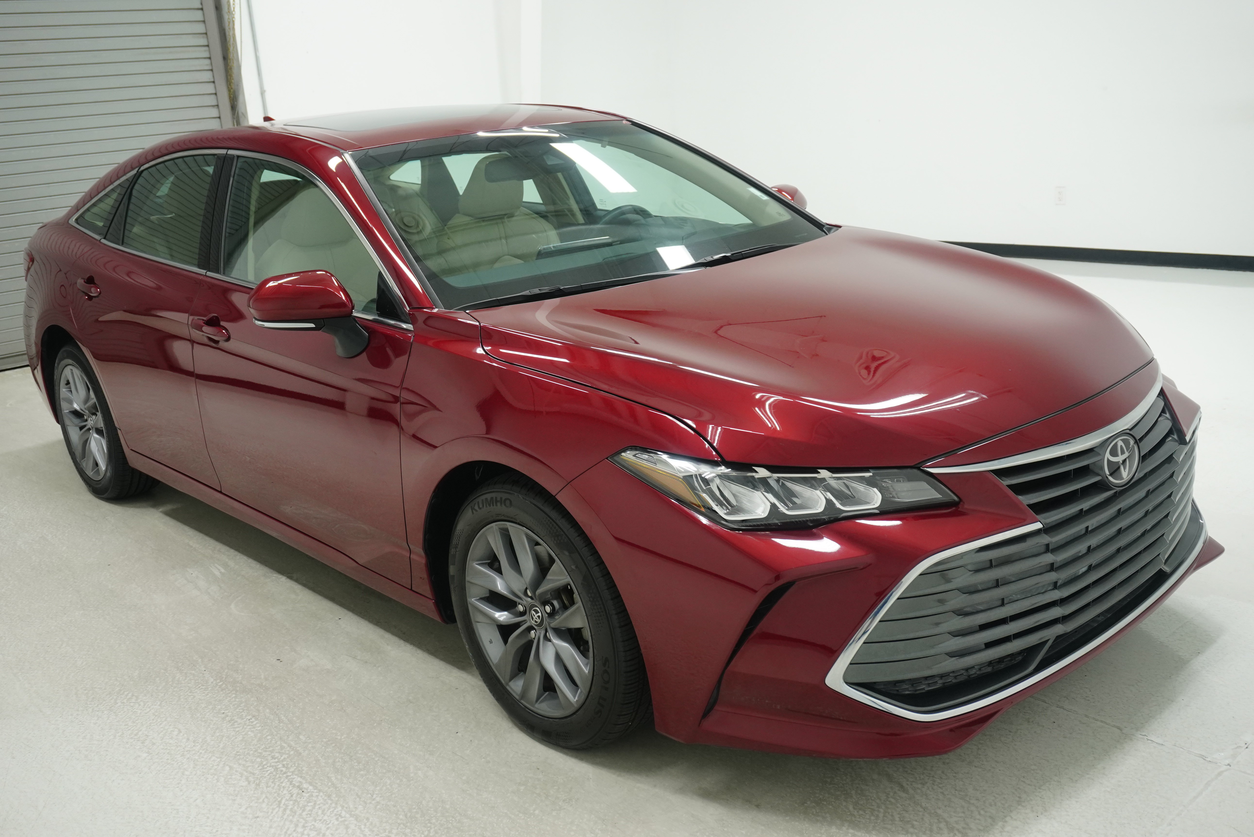 Used 2019 Toyota Avalon XLE w/ Moonroof Package FWD image 3