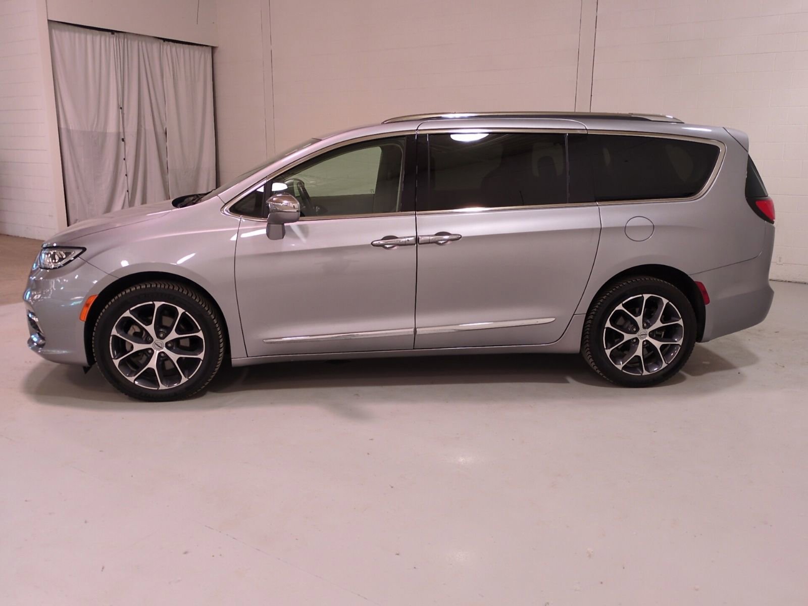 Used 2021 Chrysler Pacifica Limited AWD/4WD image 7