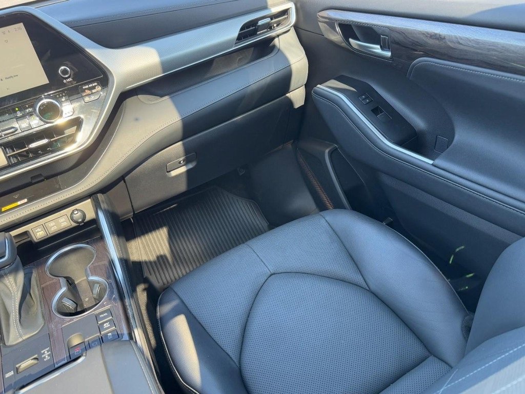 Used 2023 Toyota Highlander Platinum image 17