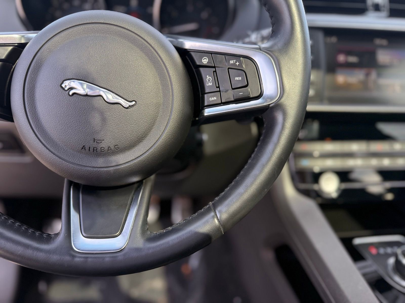 Used 2018 Jaguar F-PACE Prestige image 19