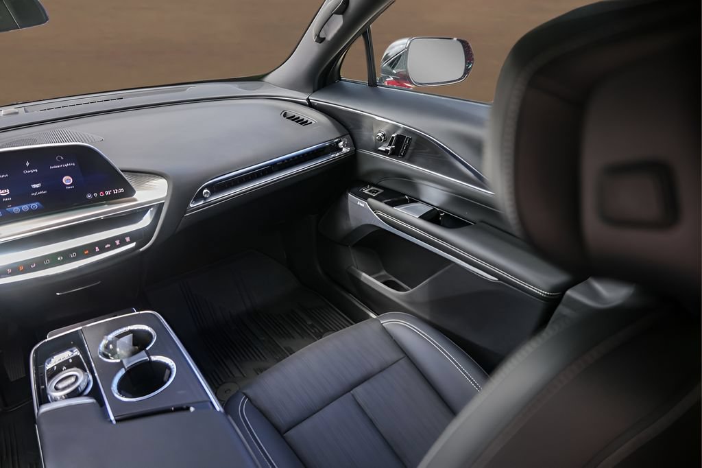 Certified 2024 Cadillac Lyriq Luxury AWD/4WD image 28