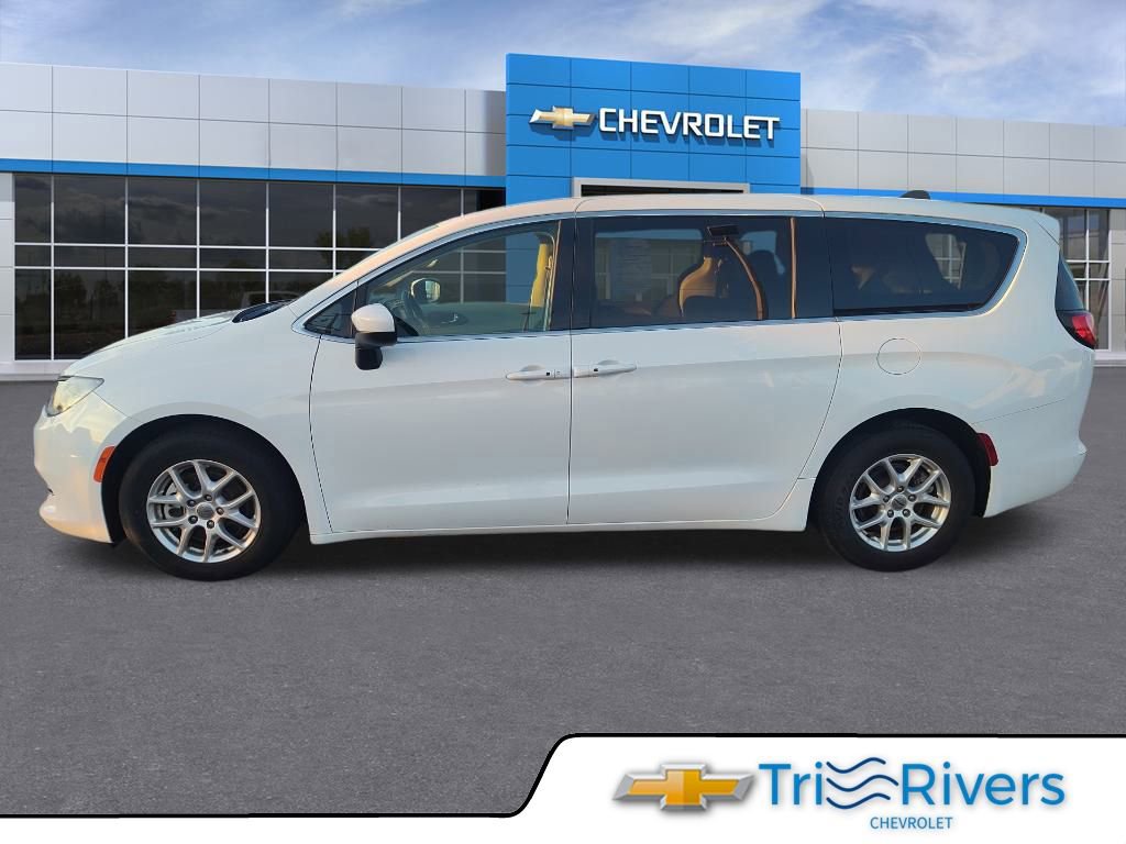 Used 2023 Chrysler Voyager LX image 2