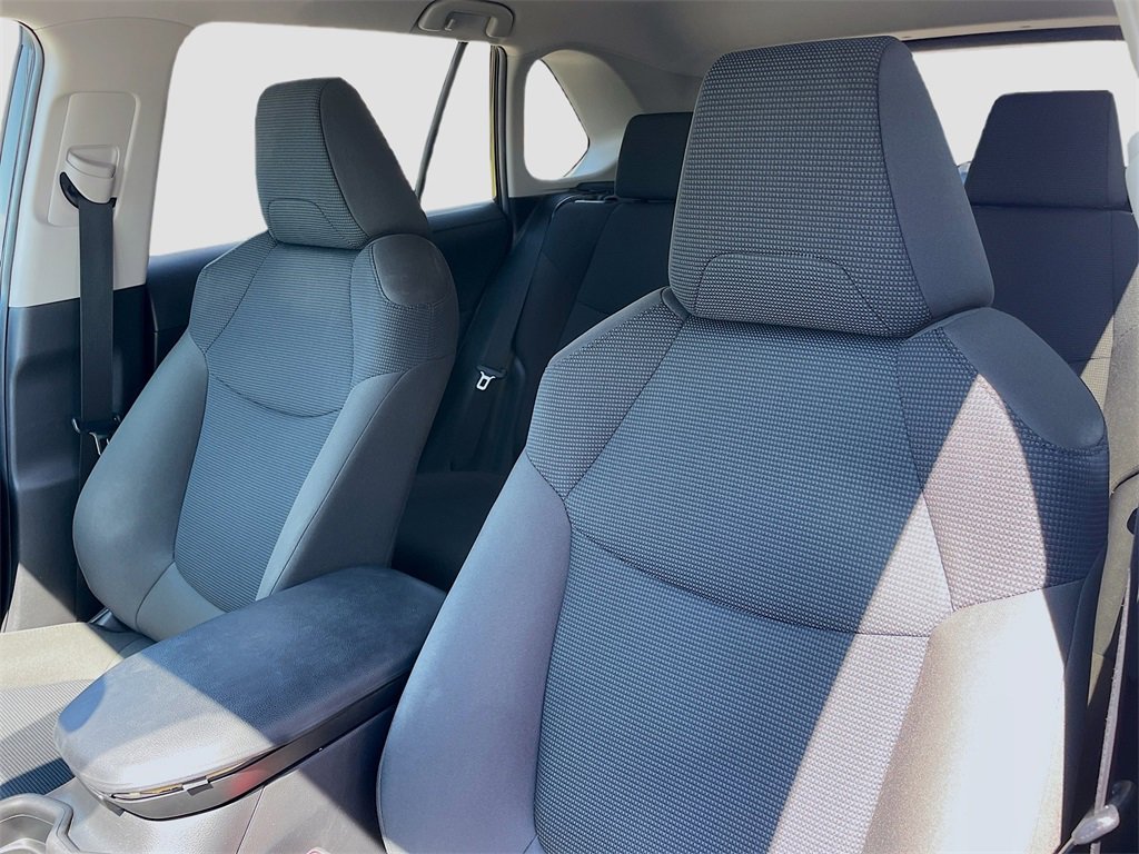 Used 2021 Toyota RAV4 LE image 9