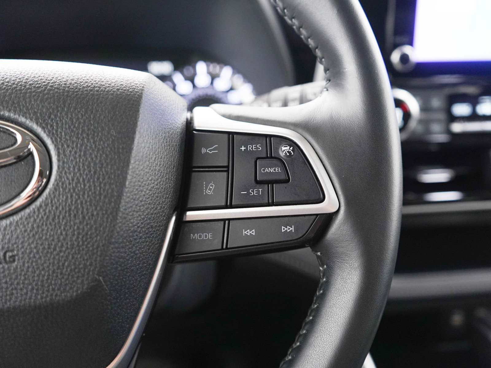 Used 2024 Toyota Highlander LE FWD image 27