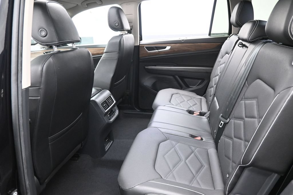 Used 2024 Volkswagen Atlas SE w/ Panoramic Sunroof Package FWD image 28