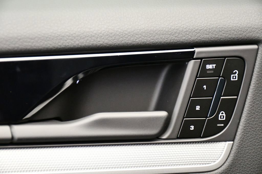 Certified 2025 Porsche Cayenne image 36