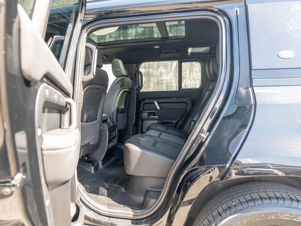 Used 2023 Land Rover Defender 110 X-Dynamic SE image 34