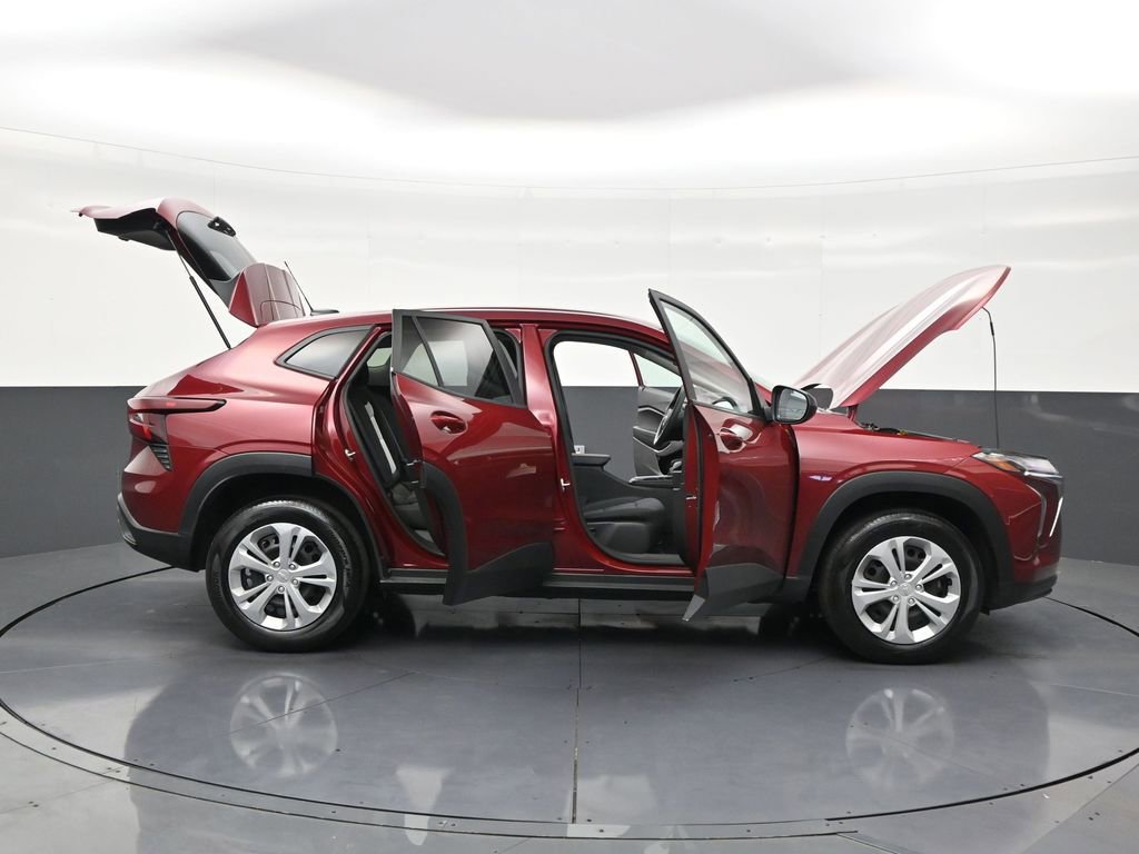 Used 2025 Chevrolet Trax LS image 30