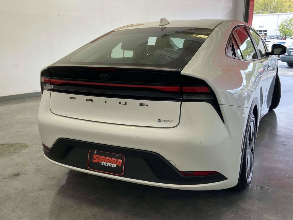 Used 2025 Toyota Prius LE FWD image 3