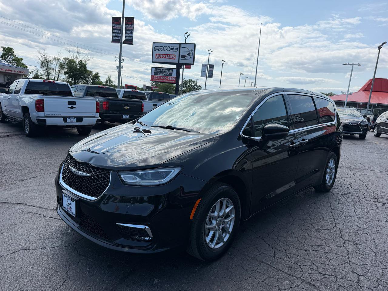 Used 2025 Chrysler Pacifica Select FWD image 3