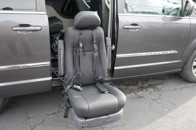 Used 2015 Chrysler Town & Country Touring image 27