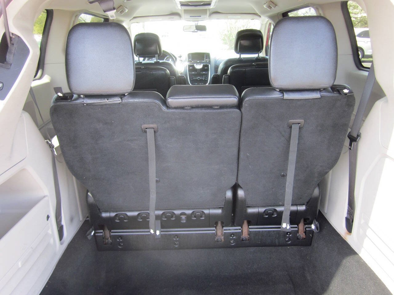 Used 2015 Chrysler Town & Country Touring FWD image 16