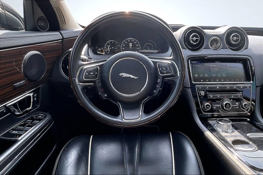 Used 2018 Jaguar XJ R-Sport RWD image 10