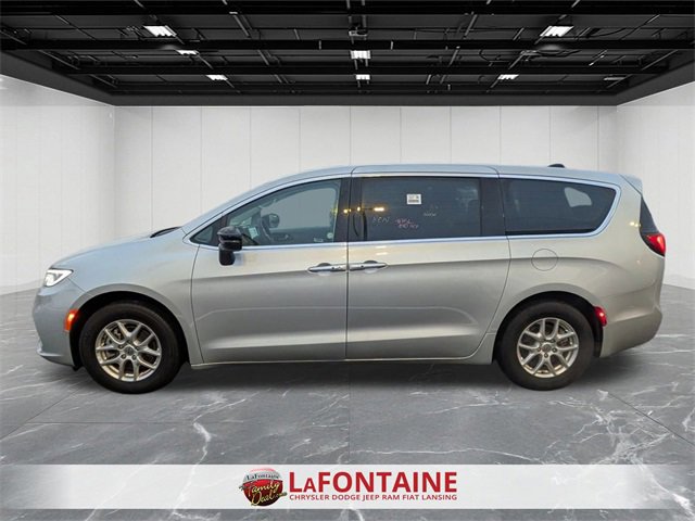 Used 2024 Chrysler Pacifica Touring-L image 2