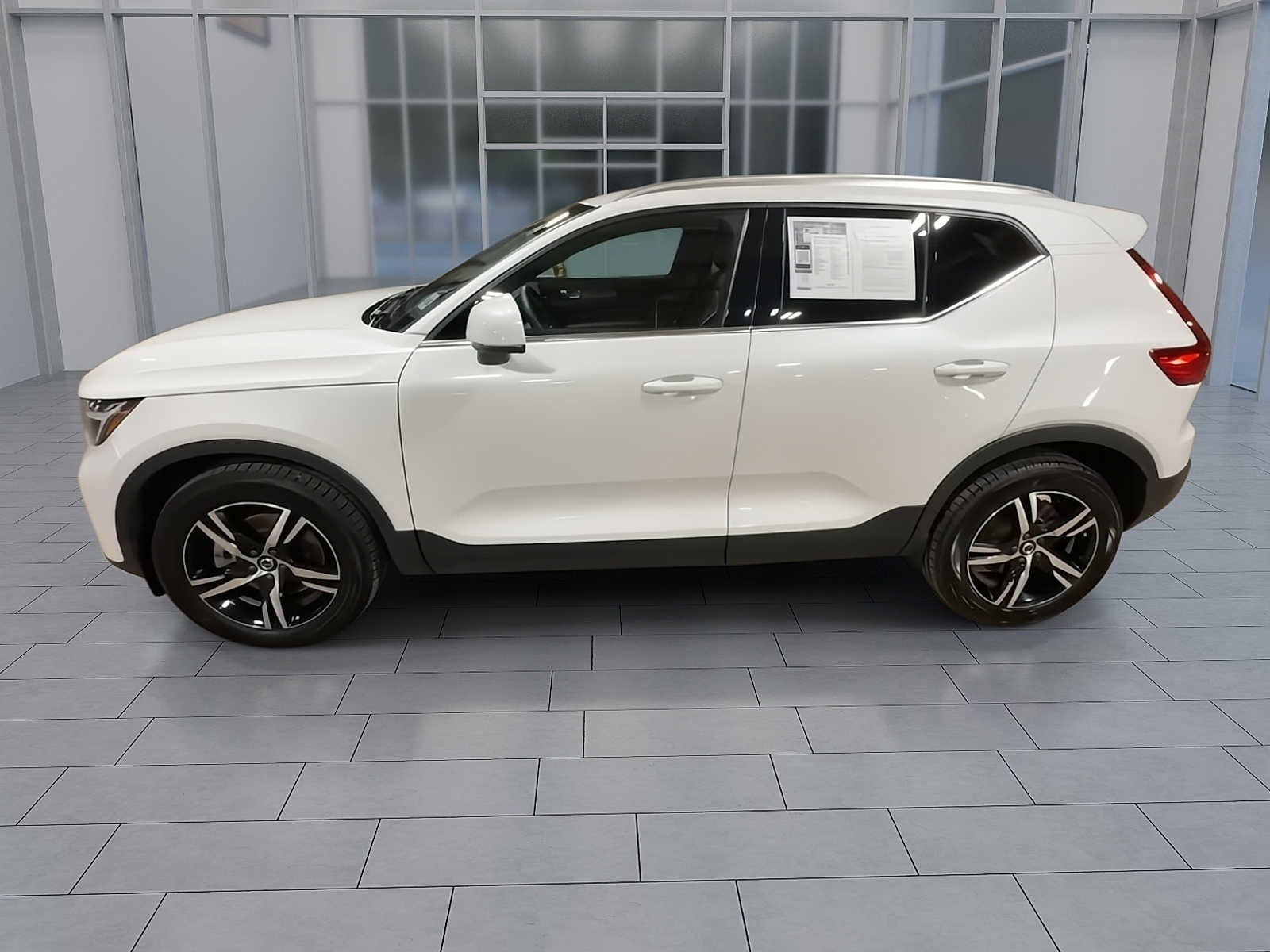 Used 2023 Volvo XC40 B5 Plus image 5