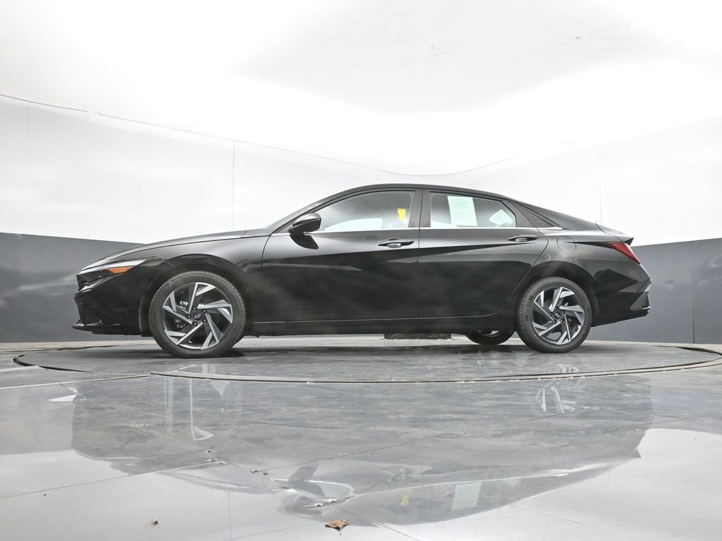 Used 2025 Hyundai Elantra Limited image 39