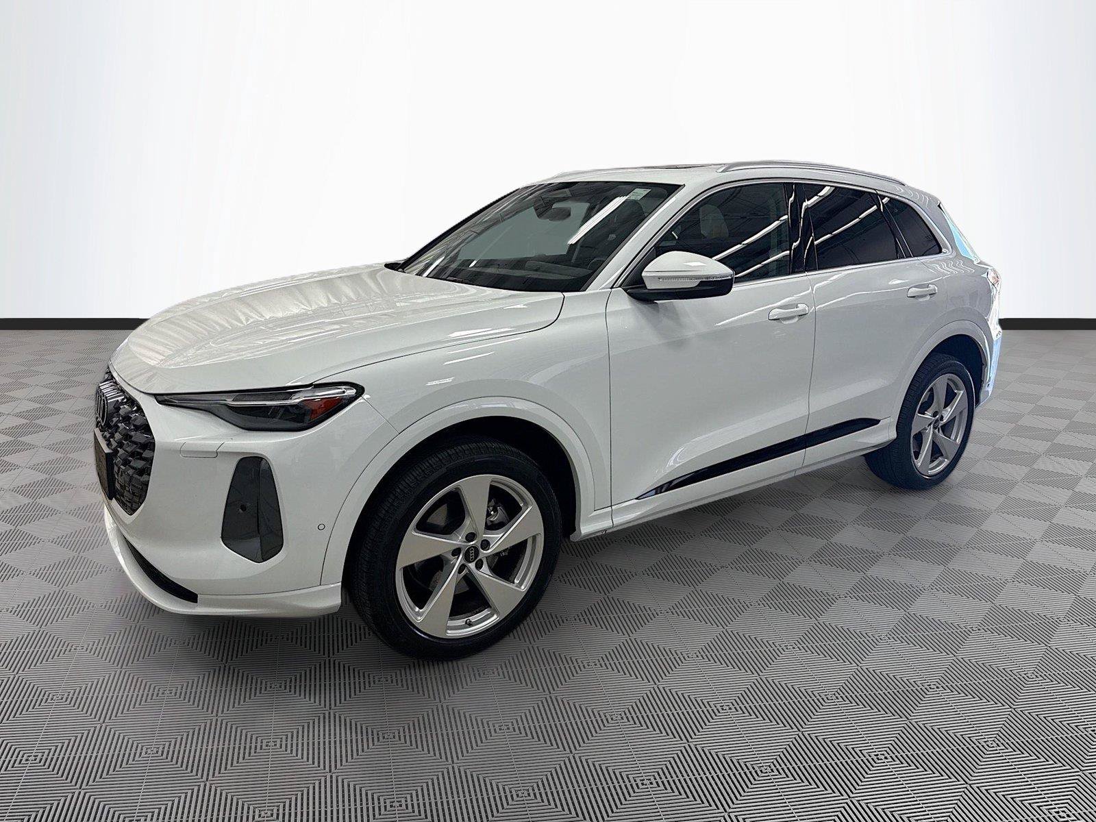 Certified 2025 Audi Q5 Premium AWD/4WD image 3