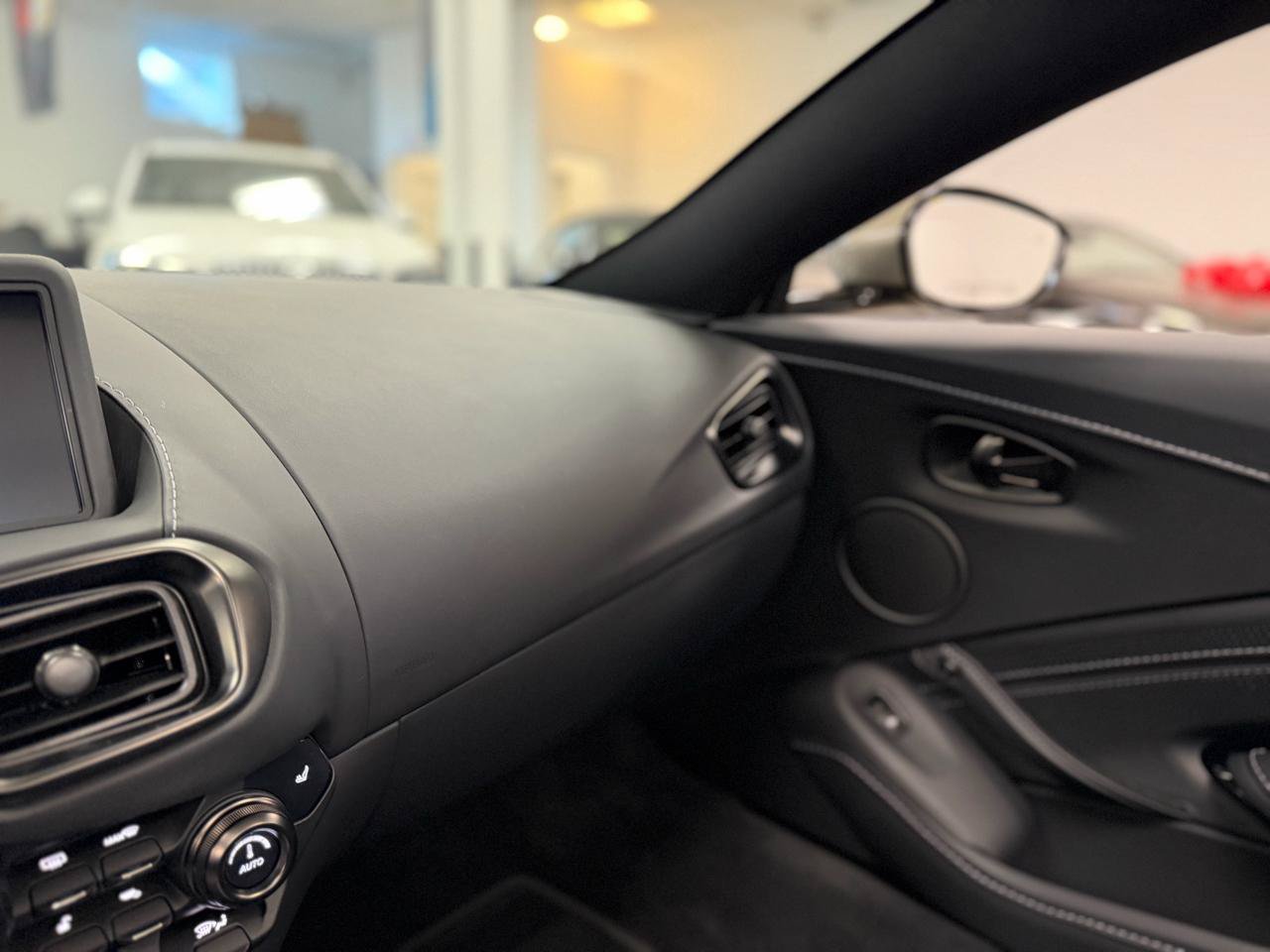 Used 2023 Aston Martin V8 Vantage Roadster RWD image 31