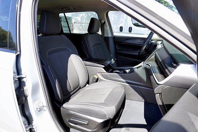 Used 2023 Jeep Grand Cherokee L Laredo RWD image 13