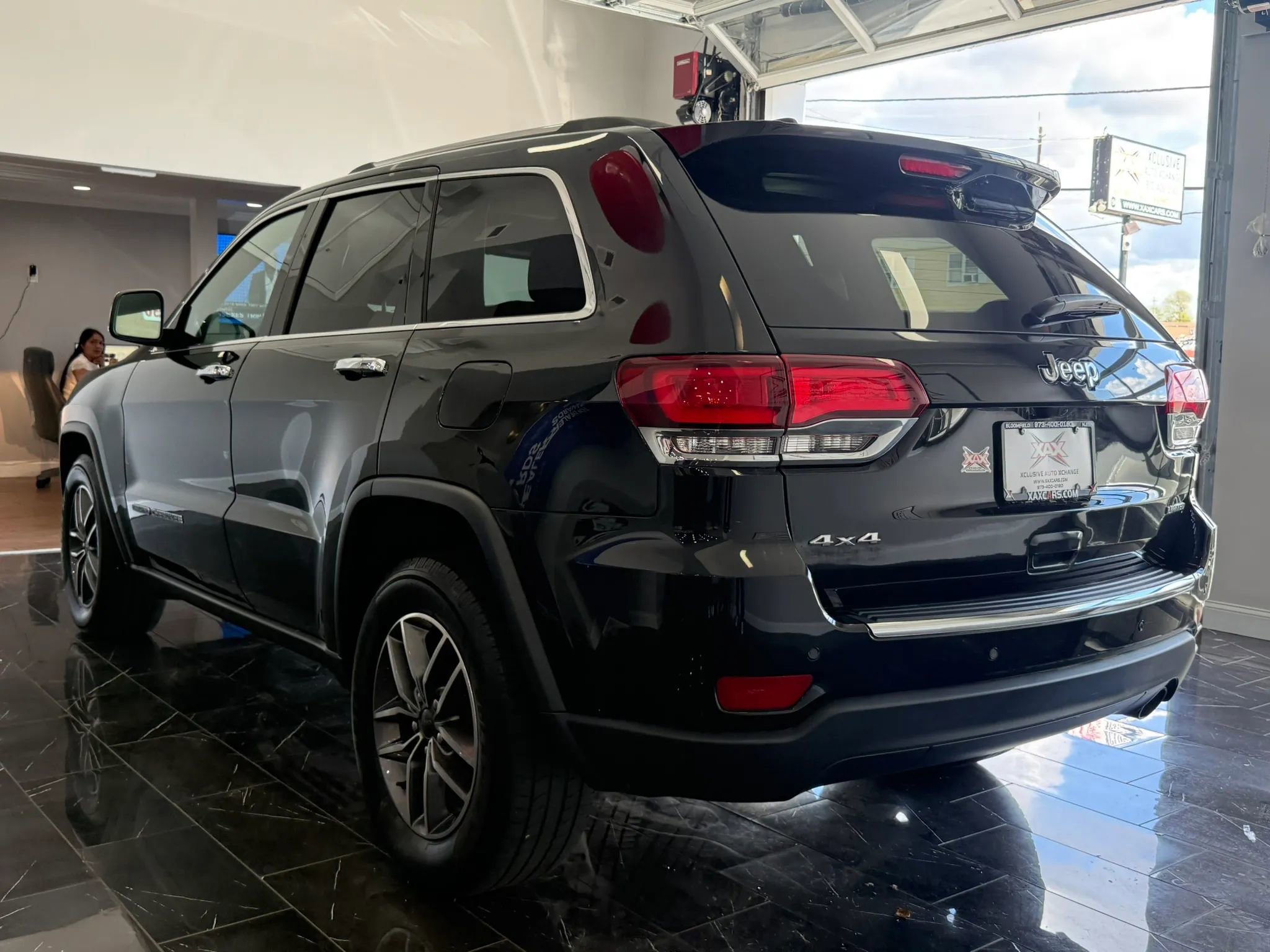 Used 2020 Jeep Grand Cherokee Limited AWD/4WD image 4