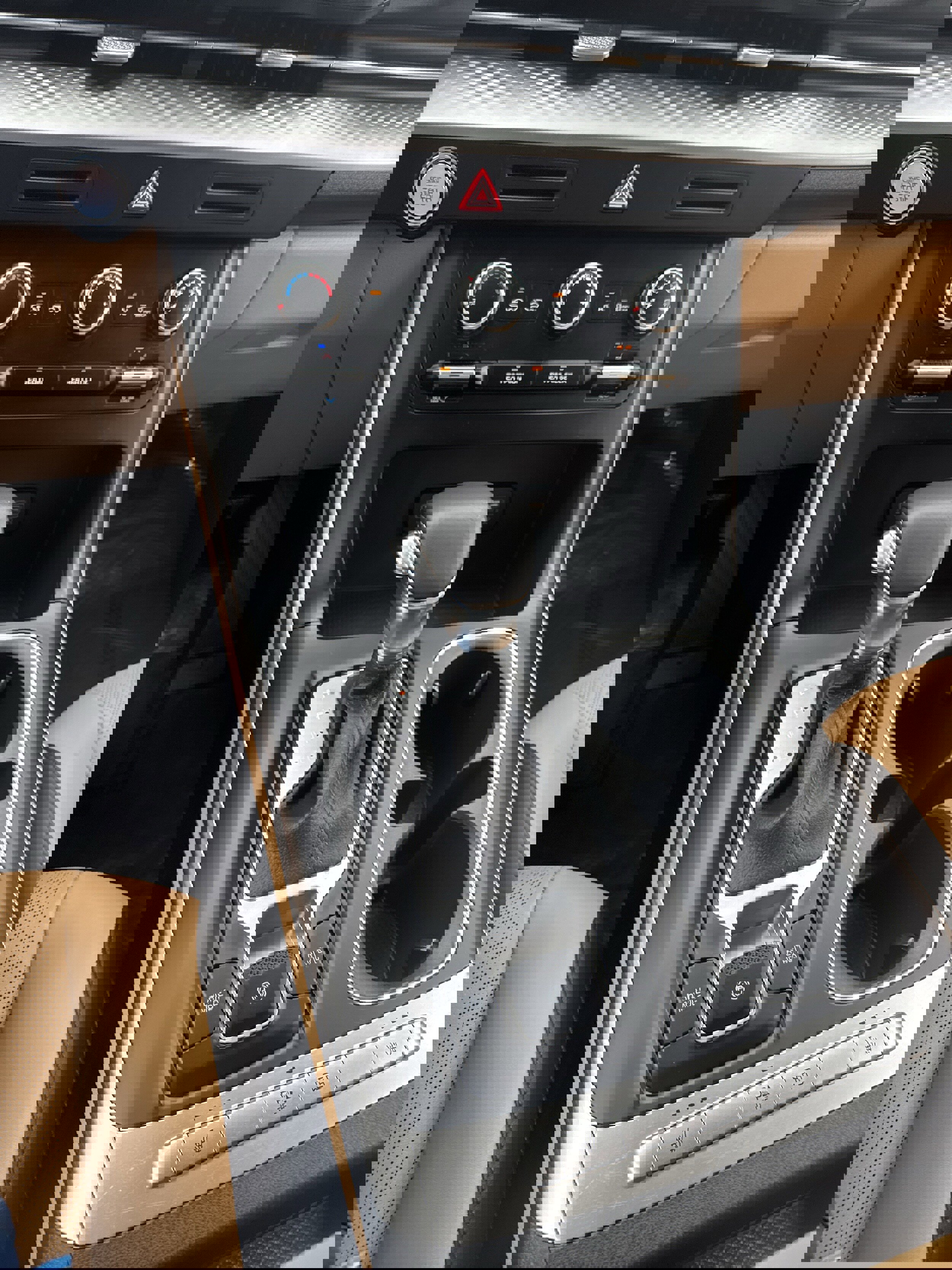 Used 2024 Kia Carnival LX image 20