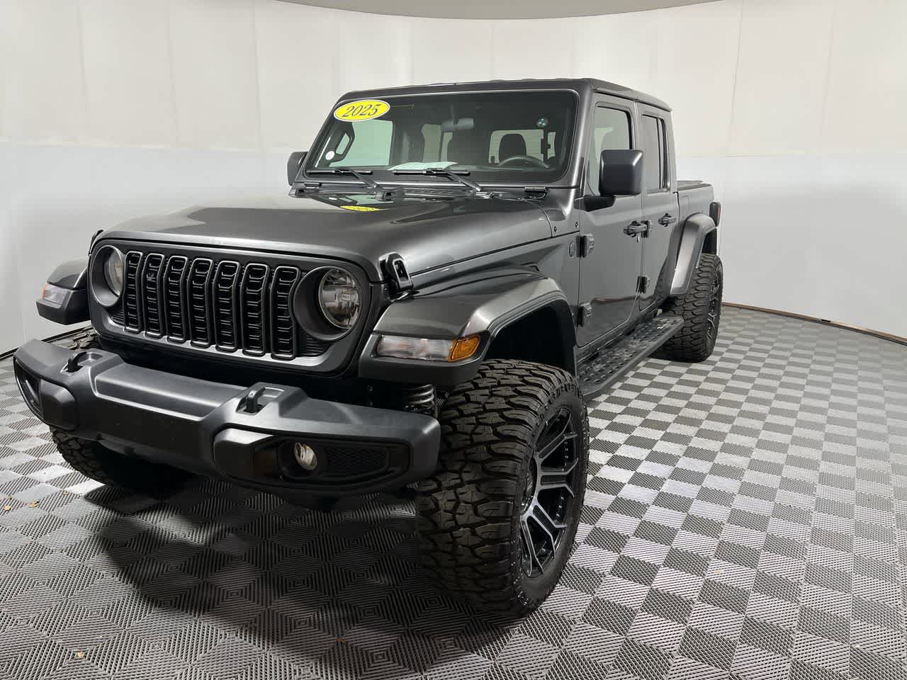Used 2025 Jeep Gladiator Sport AWD/4WD image 4