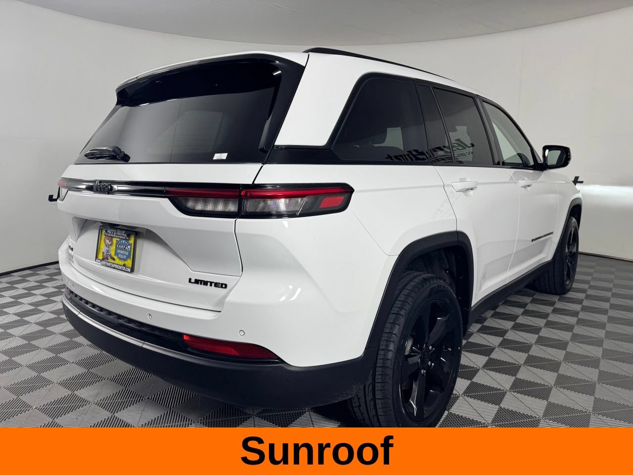 Used 2023 Jeep Grand Cherokee Limited w/ Black Appearance Package AWD/4WD image 7