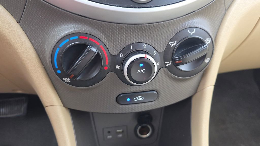 Used 2014 Hyundai Accent GLS image 19