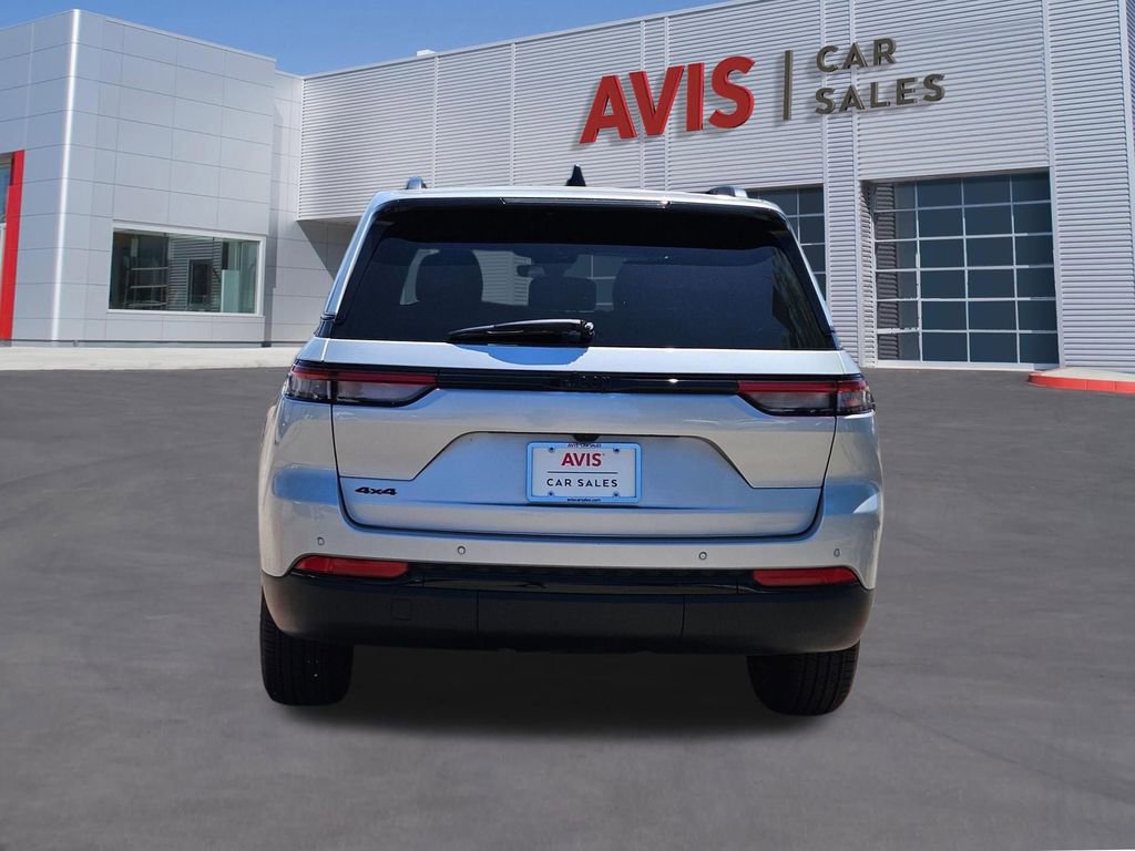 Used 2025 Jeep Grand Cherokee Altitude AWD/4WD image 5