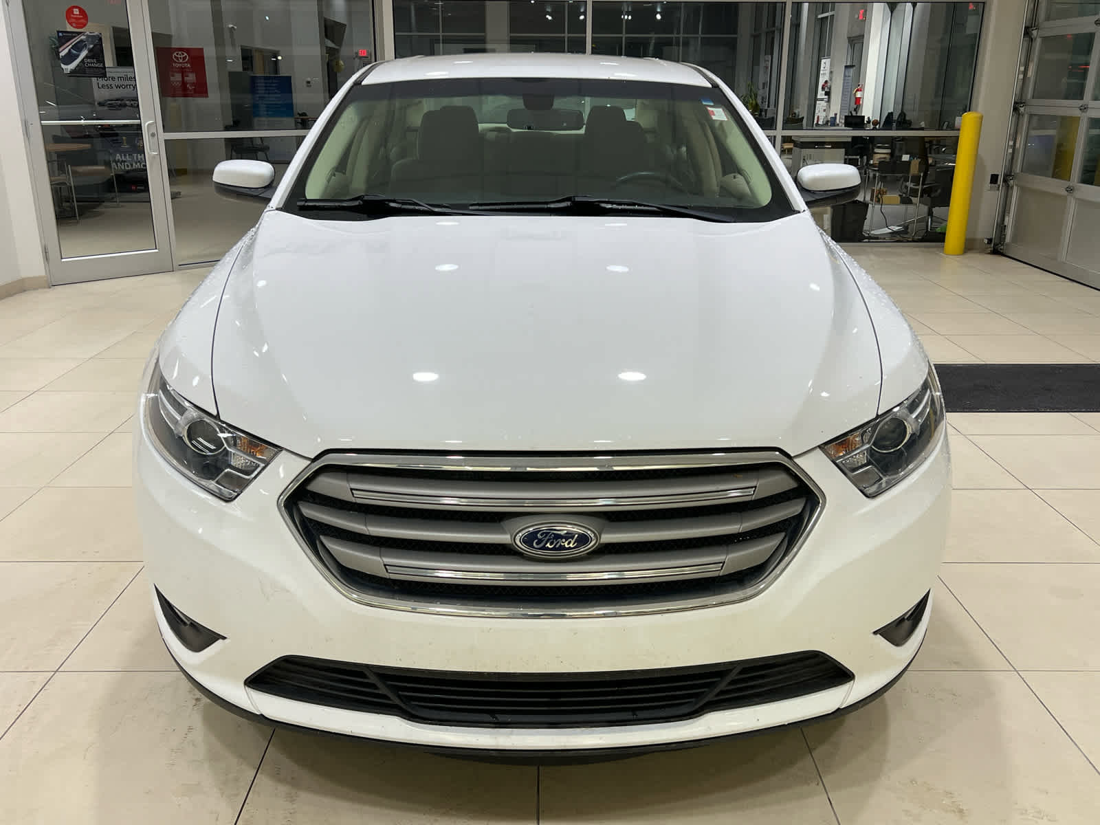 Used 2018 Ford Taurus SEL FWD image 2