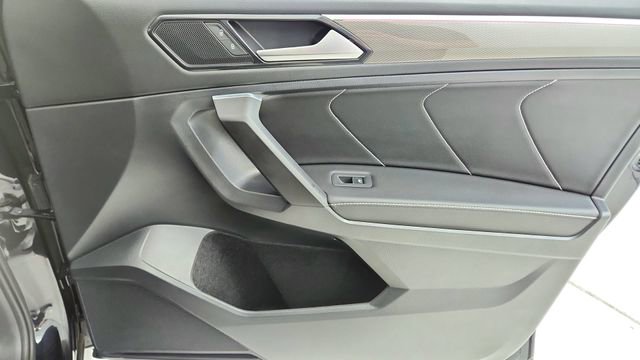 Used 2022 Volkswagen Tiguan SE R-Line image 23