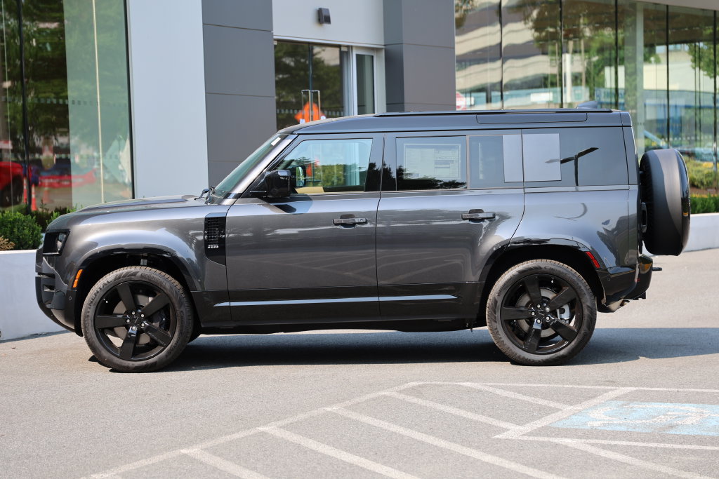New 2026 Land Rover Defender 110 X-Dynamic SE AWD/4WD image 2