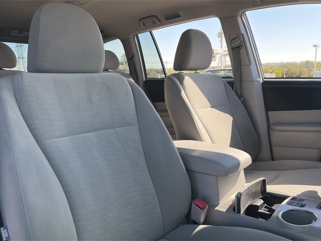 Used 2013 Toyota Highlander Plus w/ Protection Pkg AWD/4WD image 36