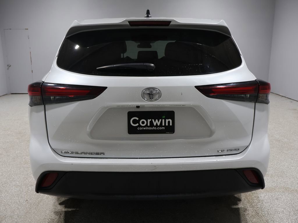Used 2024 Toyota Highlander LE image 3