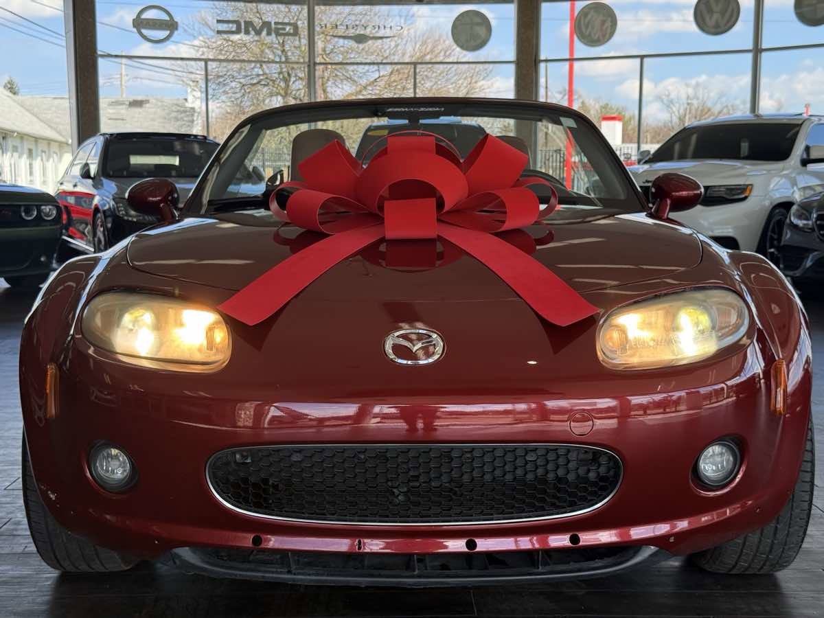Used 2006 MAZDA MX-5 Miata Grand Touring w/ Premium Pkg RWD image 4