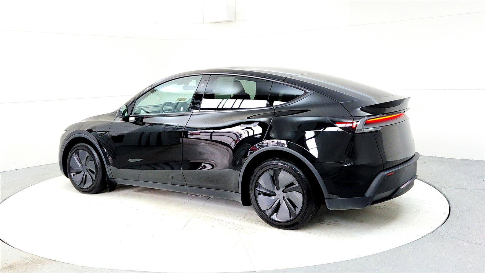 Used 2026 Tesla Model Y Long Range image 4