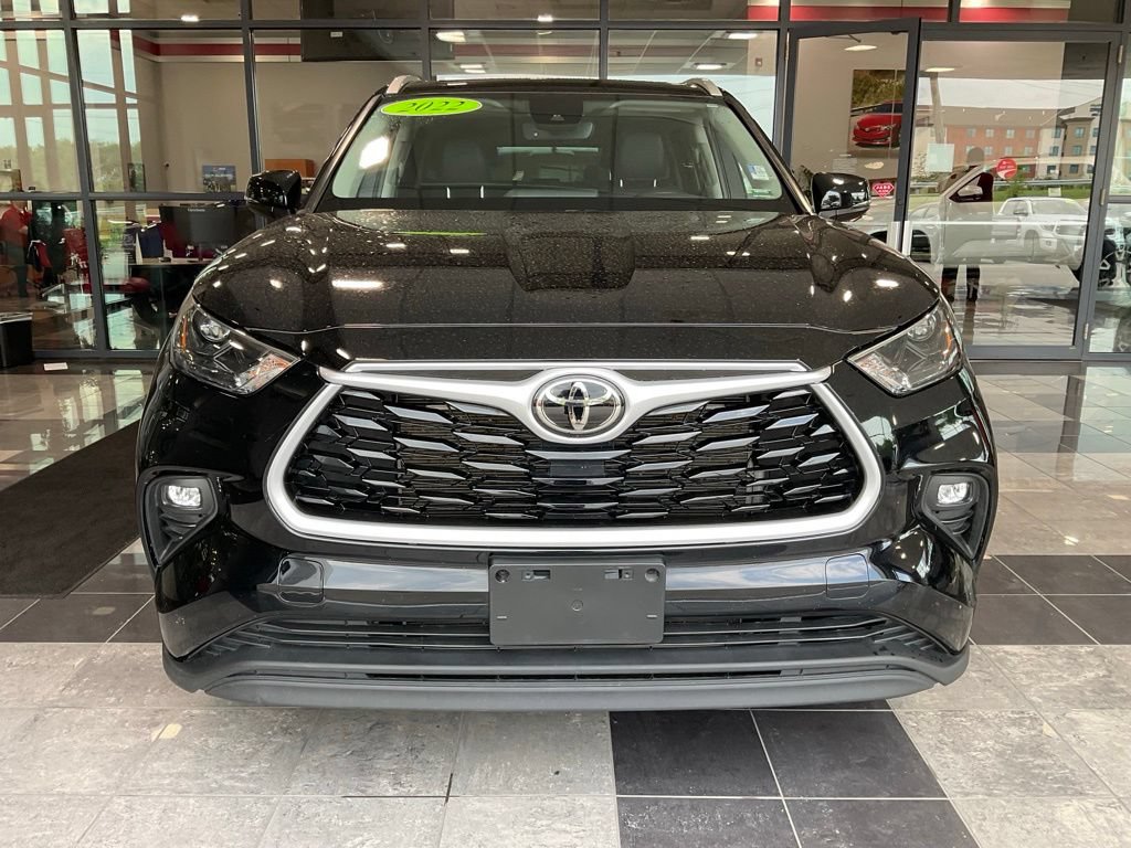 Used 2022 Toyota Highlander XLE AWD/4WD image 2