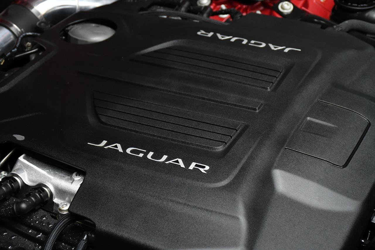 Used 2016 Jaguar F-TYPE R AWD/4WD image 13